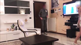 ANTEPRIMA - CON RAGAZZO CHE CONSEGNA LE PIZZE