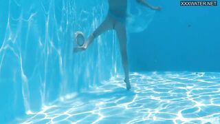 Swimming pool underwater nude hottie Bonnie Dolce