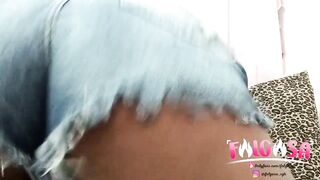 Goze pra minha bunda gostosa. - Gostosa de mini short .