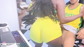 Minha vizinha gostosa ficou triste com a derrota do Brasil na copa e veio pedir pra sentar e se consolar na piroca - Holly Bombom - completo no X Red