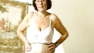 Granny in stocking dildoing her old vagina