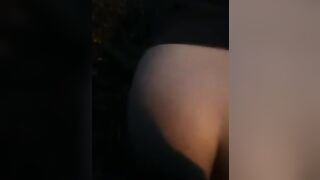 Heimlicher Quickie im freien während Zug vorbei fährt. Po vollgespritzt