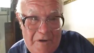 Bitch demonstrates sex-toy to old stud