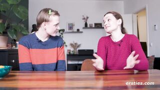 Ersties - Pornoproduzentin Sally B trifft heiï¿½es Fan Gal Emma K