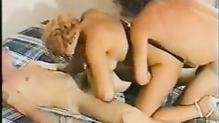 MOGLIE SCOPATA DA UN RAGAZZO.VINTAGE ITALIAN AMATEUR CUCKOLD