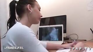La secretaire se masturbe en regardant du porno