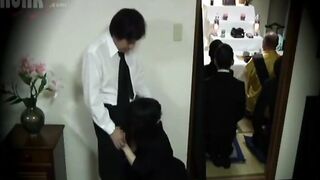 Japonesa coje con amigo en funeral de su esposo