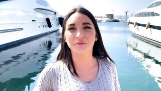 Sarah, twenty one, hostess in Saint Tropez