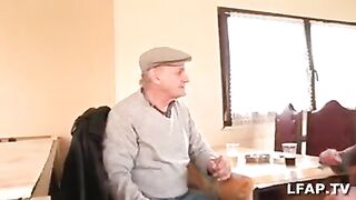 Papy se fait pomper la queue par une mother i'd like to fuck