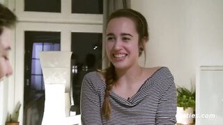 Ersties - Nach dem gemeinsamen Kochen genießen Effie und Birgit ein süßes Dessert