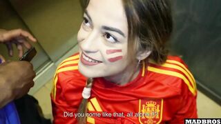 Une Supportrice Espagnole Au Gros Cul Baisée En Anal Et double penetration Dans Un Parking Après Le Match De Foot !!