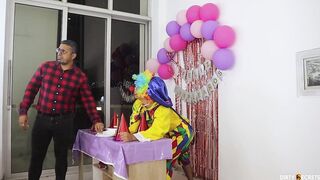 I BANG BIRTHDAY HOTTY AT HER FATHER'S ABODE DURING THE TIME THAT THAT GUY WORKS