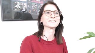 Ersties - Lia kommt mit Analplug und Fingern zum Höhepunkt