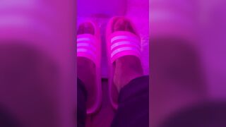 Fresh sandles on those beautiful feet! (@berryguild)