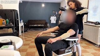 SBORRATA IN GOLA DAL BARBIERE, sono saltata sopra il suo cazzo