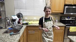 Zelda doing the Dishes then on her Knees to Suck it