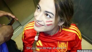 Une Supportrice Espagnole Au Gros Cul Baisée En Anal Et double penetration Dans Un Parking Après Le Match De Foot !!